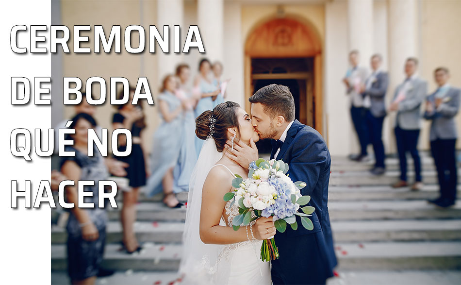 Pareja de novios se besan a la salida de la ceremonia de la boda