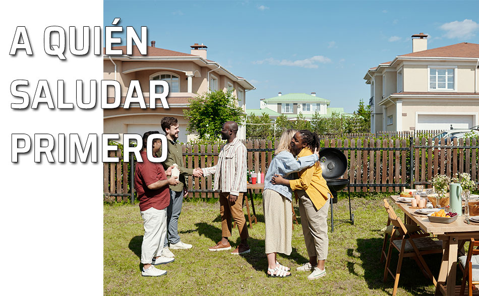 Una pareja saluda a unos amigos al llegar a una fiesta barbacoa