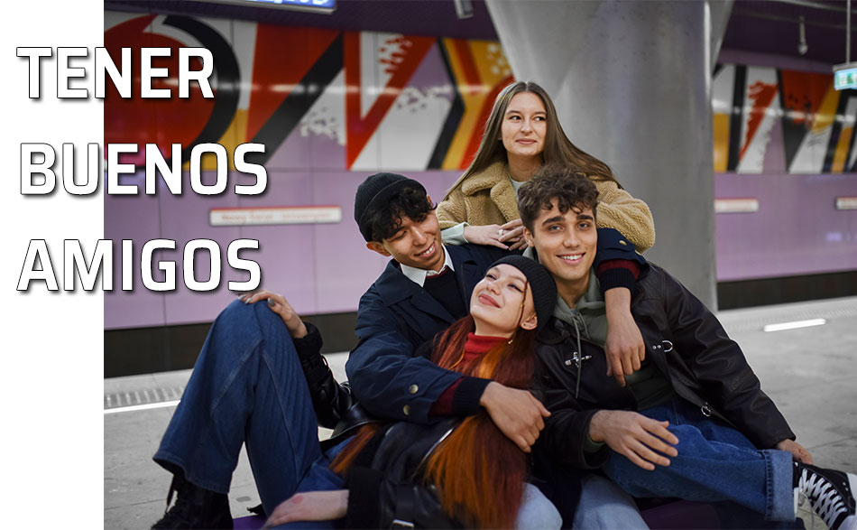 Un grupo de amigos espera el metro