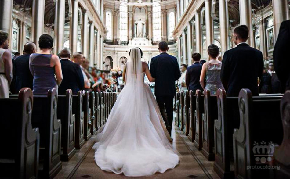 Salvo que haya una mala relación, un padre separada puede ser el padrino en la boda de su hija