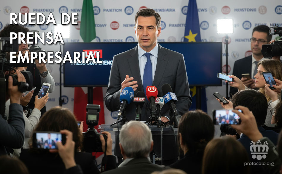 La rueda de prense es un éxito cuando asisten muchos medios de comunicación