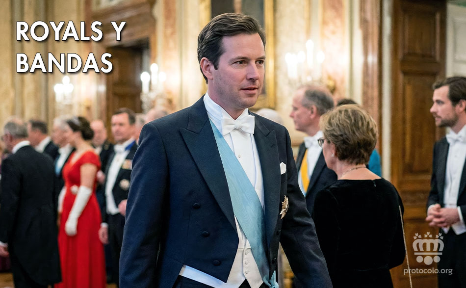 Las bandas o sashes son símbolos de distinciones concedidas a personajes relevantes o royals La forma de vestir de las bandas es peculiar dependiendo del tipo de vestimenta que se luzca