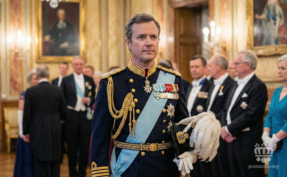 Las bandas en los uniformes se viste por encima del uniforme. Hay Órdenes que visten la banda de forma distinta a lo habitual