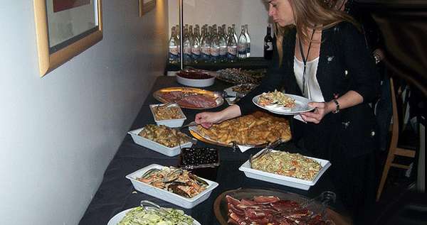 Un bufé -buffet- en casa con motivo de un aniversario.