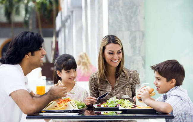 Comida familiar en un restaurante