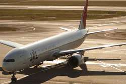 Avión en la pista del aeropuerto.