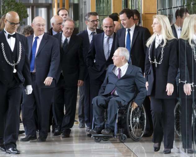 Wolfgang Schaeuble, en silla de ruedas, junto a Michel Sapin, y  Pier Carlo Padoan