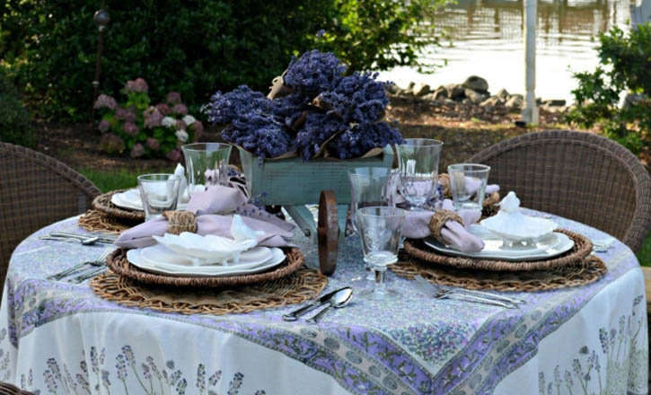 Mesa elegante con platos de presentación