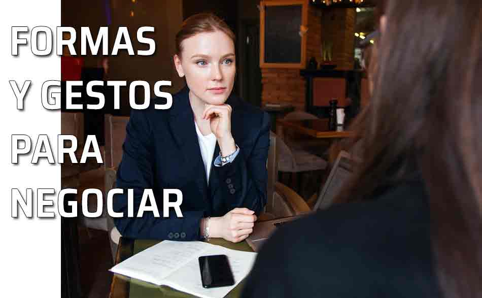 Mujer de negocios. Hablar y gesticular