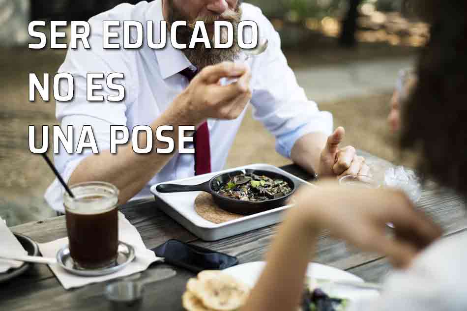 Ser educado es algo más que saber poner la mesa. La buena educación debe ser un hábito. Pareja comiendo