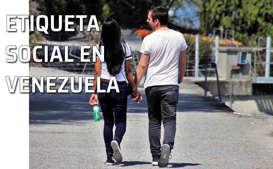 Pareja paseando. Etiqueta social