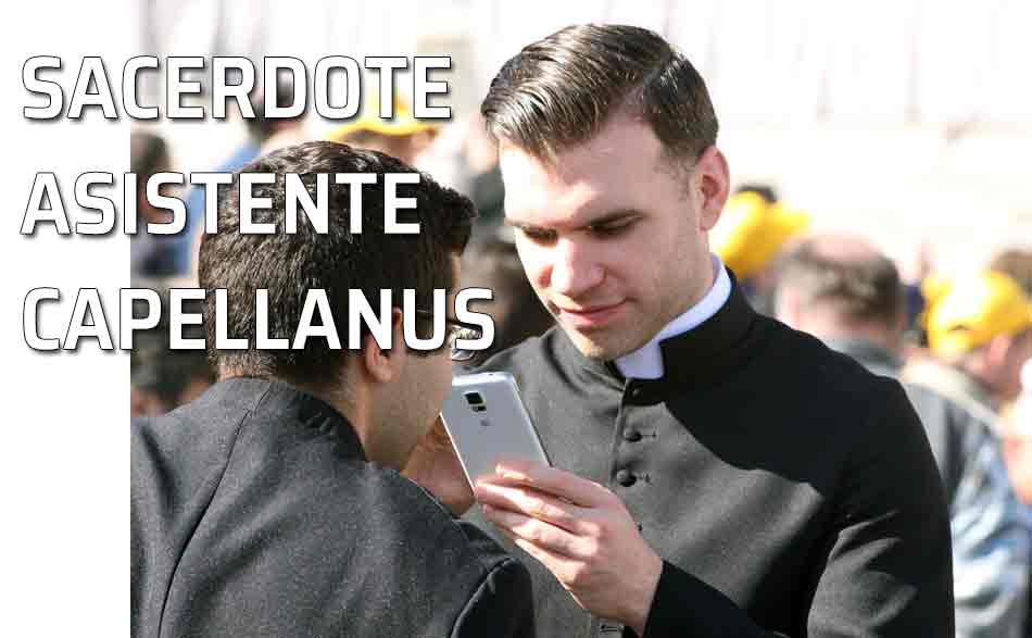 Sacerdote mirando su teléfono móvil-celular