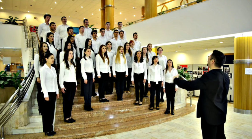 Corul Gh. Dima al Facultatii de Muzica din cadrul Universitatii Transilvania,  interpretando Gaudeamus Igitur