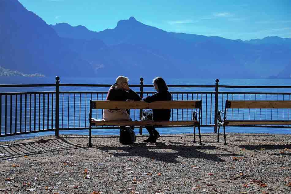 El lenguaje verbal y la comunicación no verbal. Amigas charlando mirando al mar