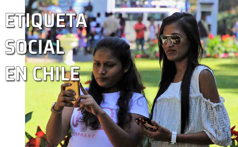 Dos mujeres con sus teléfonos móviles - celulares