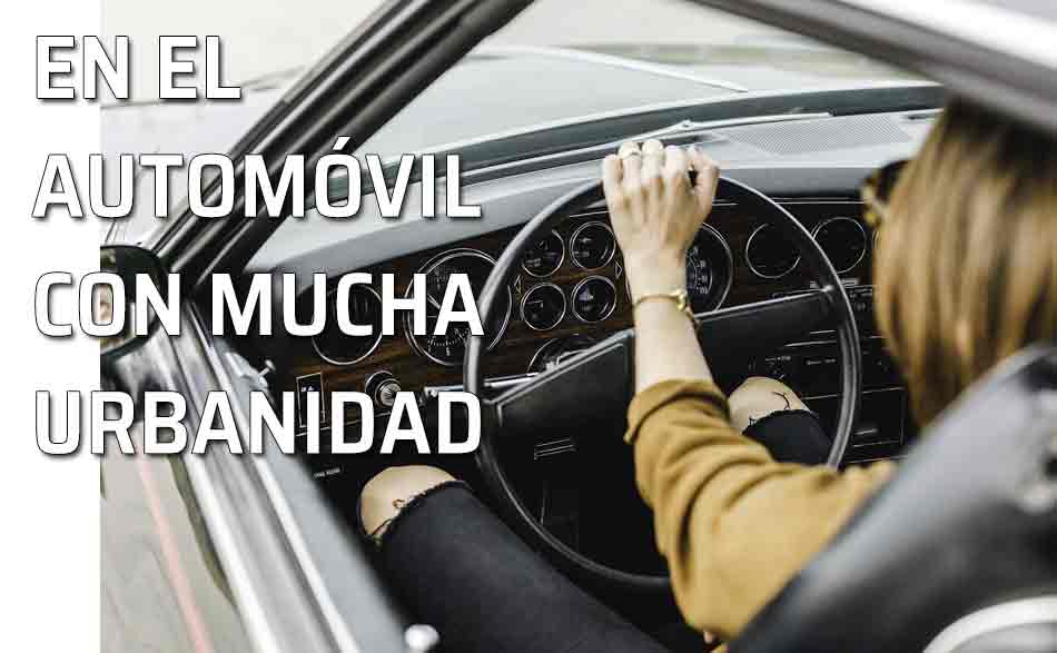 Mujer conduciendo un auto