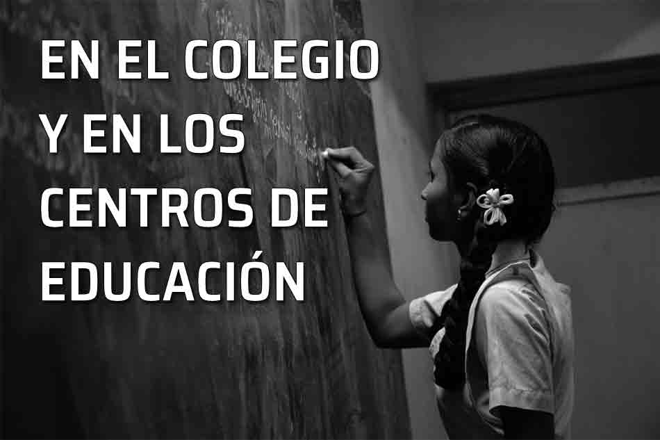 Comportamiento en el colegio y en los centros de educación. Niña escribe en la pizarra