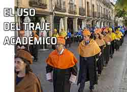 El uso del traje académico. Comitiva de profesores desfilando por la calle Mayor