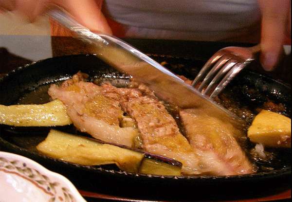 Cortando un trozo de bistec-filete.