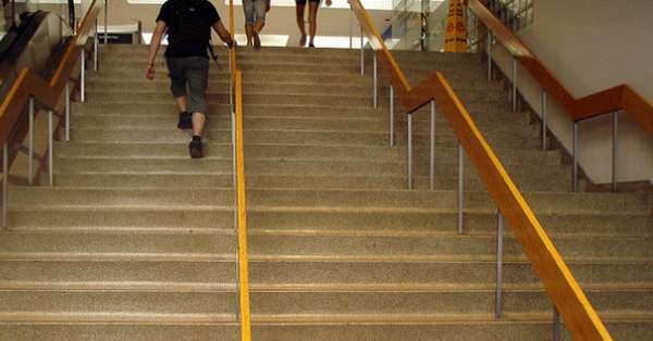 Una persona sube las escaleras del Dufferin Mall.