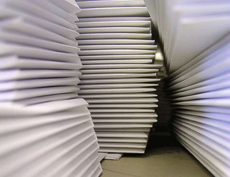 Sobre apilados en una mesa.