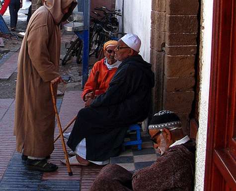 Charla y saludo en la calle.