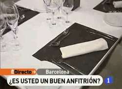 Es un buen anfitrión Servir y poner la mesa.
