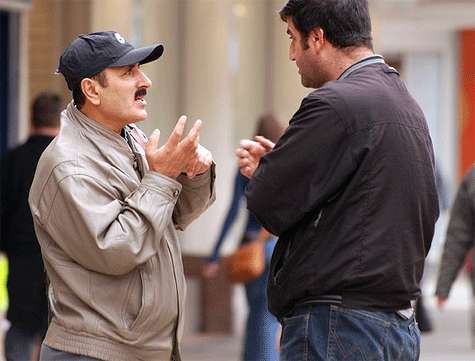 Una conversación en la calle.