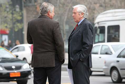 Dos hombres charlando.