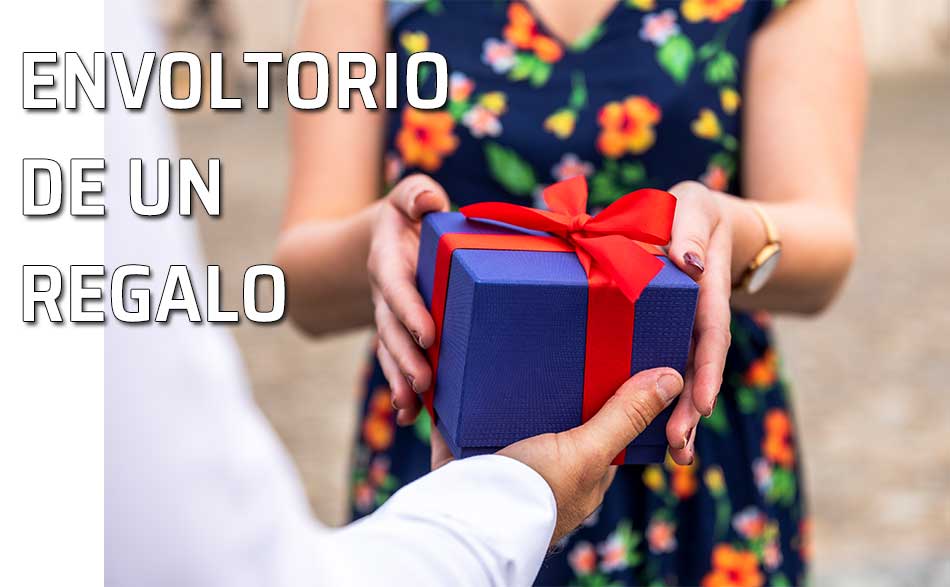 Mujer recibe un regalo perfectamente envuelto