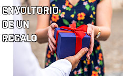 Mujer recibe un regalo perfectamente envuelto