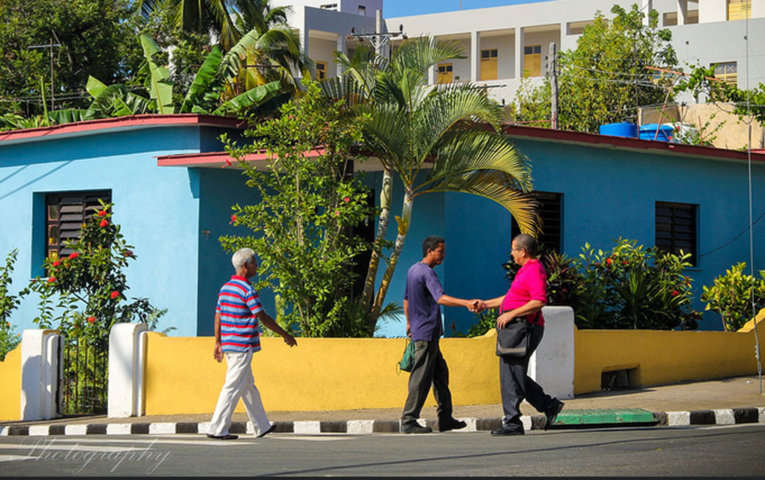 Saludo en una calle de Santiago de Cuba..