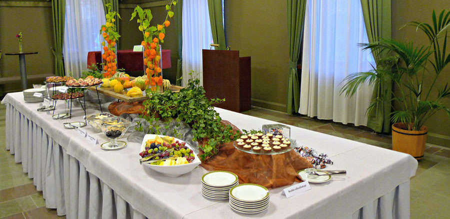 Mesa preparada para un buffet.