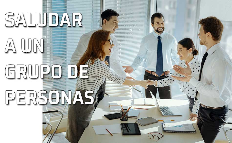 Saludos a grupo de personas en una oficina