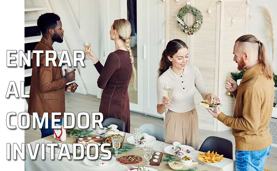 Grupo de amigos tomando un aperitivo antes de comer