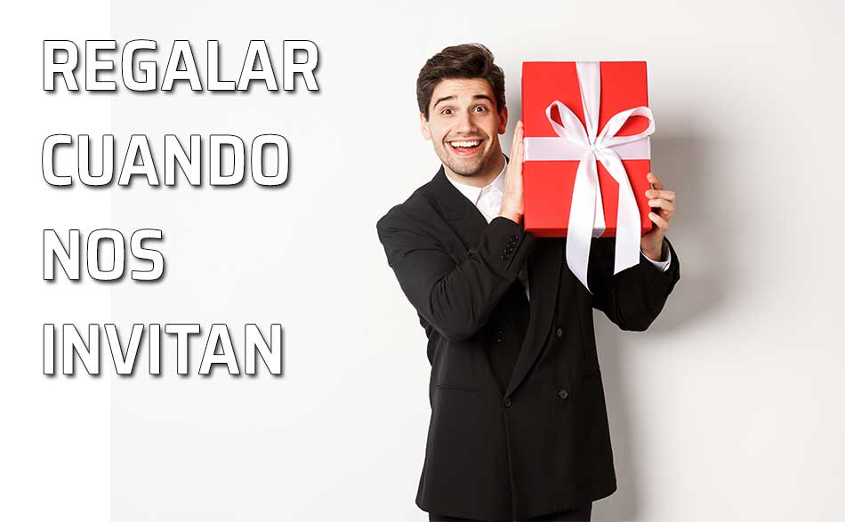 Un hombre sostiene un regalo