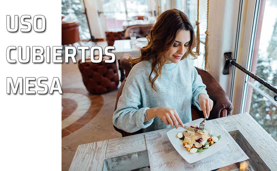 Una mujer utiliza los cubiertos para tomar los alimentos