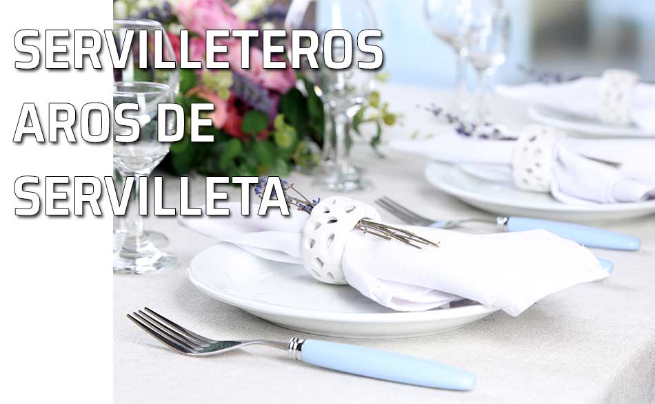 Mesa con servilleteros o aros de servilleta decorados