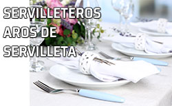 Mesa con servilleteros o aros de servilleta decorados