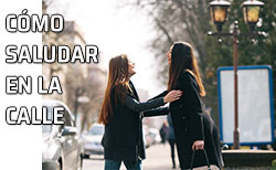 Dos mujeres se saludan en la calle