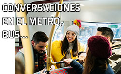 Grupo de amigos conversan dentro de un autobús