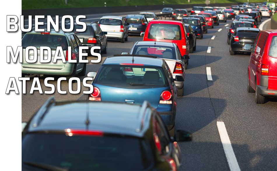 Carretera con un gran atasco de vehículos. Retenciones de automóviles