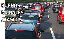 Carretera con un gran atasco de vehículos. Retenciones de automóviles