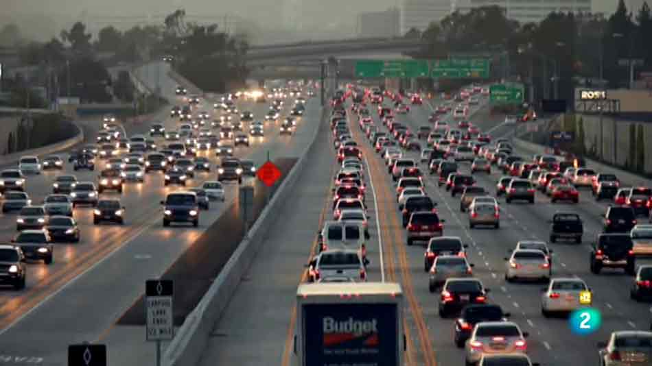 En la carretera y en la ciudad también hacemos cola con nuestro coche. Cola de automóviles