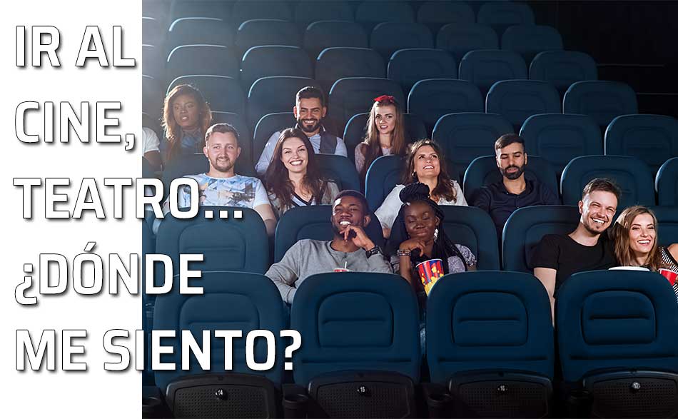 Un grupo de personas disfruta de un proyección de cine