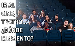 Un grupo de personas disfruta de un proyección de cine