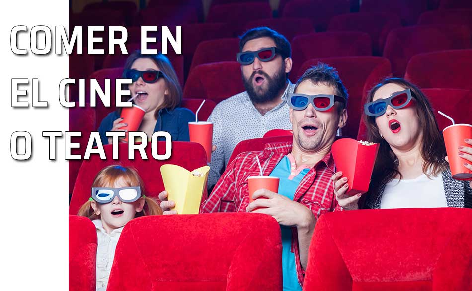 Familia comiendo palomitas y bebida en el cine