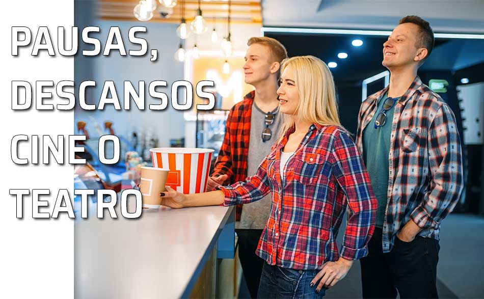 Un grupo de amigos comprar palomitas en el bar del cine durante un descanso