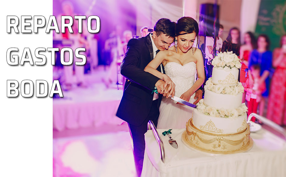 Novios cortando la tarta nupcial