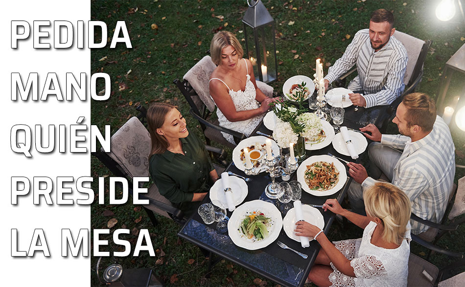 Celebrando una pedida de mano en torno a una mesa